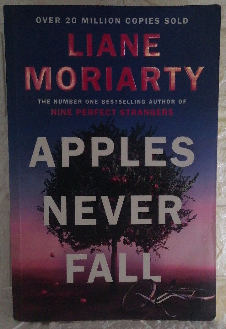 Front Cover Of Apples Never Fall (Liane Moriarty)