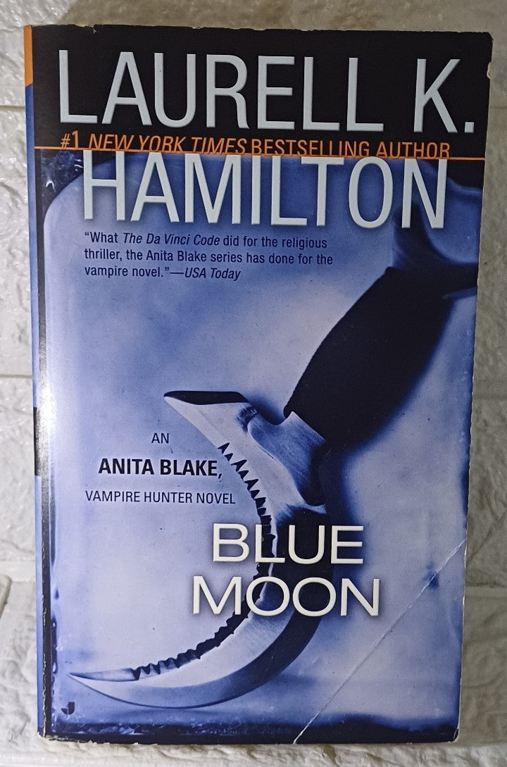 Front Cover Of Blue Moon (Anita Blake, Vampire Hunter, #8) (Laurell K. Hamilton)