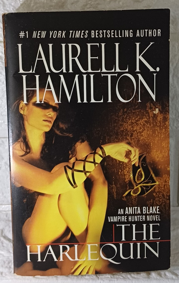Front Cover Of The Harlequin (Anita Blake, Vampire Hunter, #15) (Laurell K. Hamilton)
