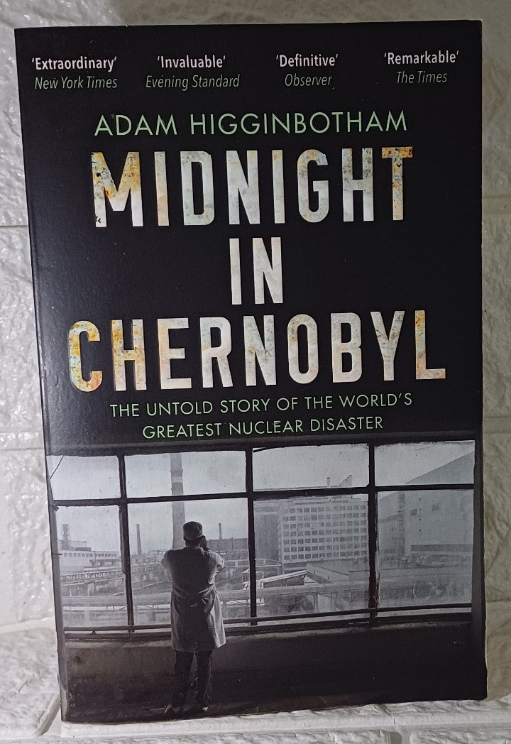 Front Cover Of Midnight in Chernobyl: The Untold Story of the World's Greatest Nuclear Disaster (Adam Higginbotham)