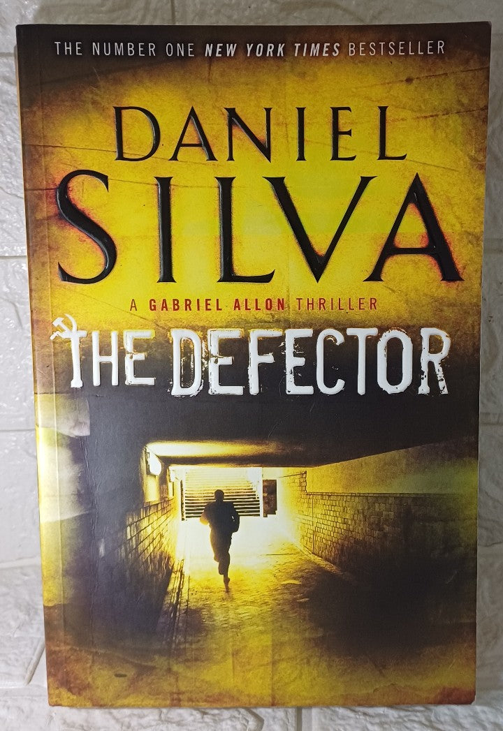 Front Cover Of The Defector (Gabriel Allon, #9) (Daniel Silva)