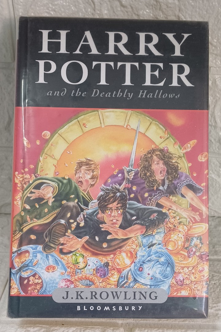 Front Cover Of Harry Potter and the Deathly Hallows (Harry Potter, #7) (J.K. Rowling)
