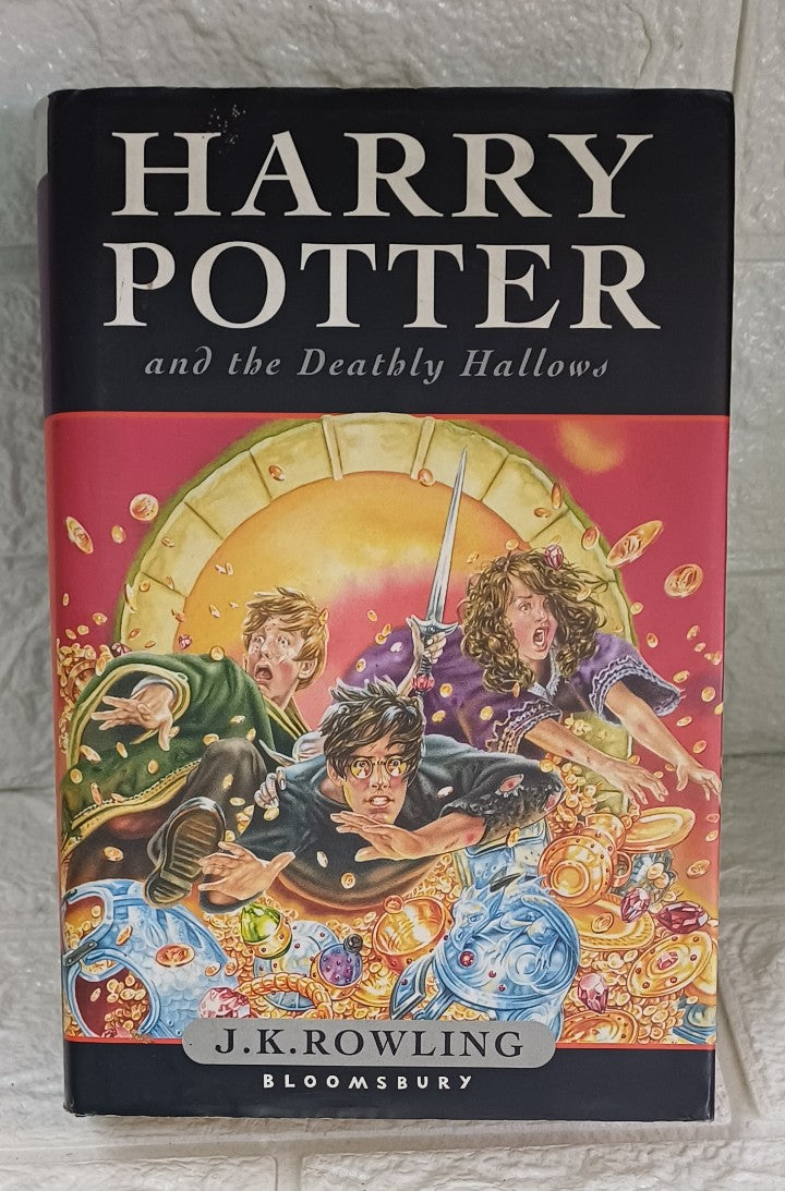 Front Cover Of Harry Potter and the Deathly Hallows (Harry Potter, #7) (J.K. Rowling)