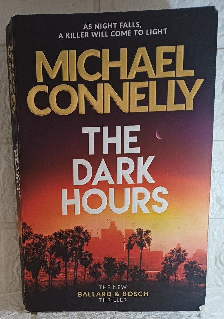 Front Cover Of The Dark Hours (Renée Ballard, #4; Harry Bosch, #23; Harry Bosch Universe, #36) (Michael Connelly)