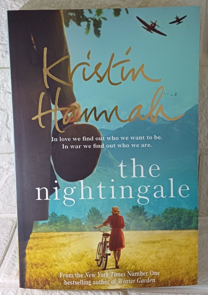 Front Cover Of The Nightingale (Kristin Hannah)