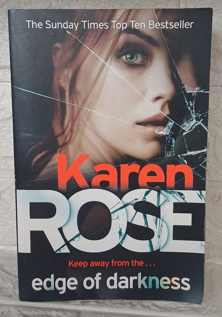 Front Cover Of Edge of Darkness (Romantic Suspense, #20; Cincinnati, #4) (Karen Rose)