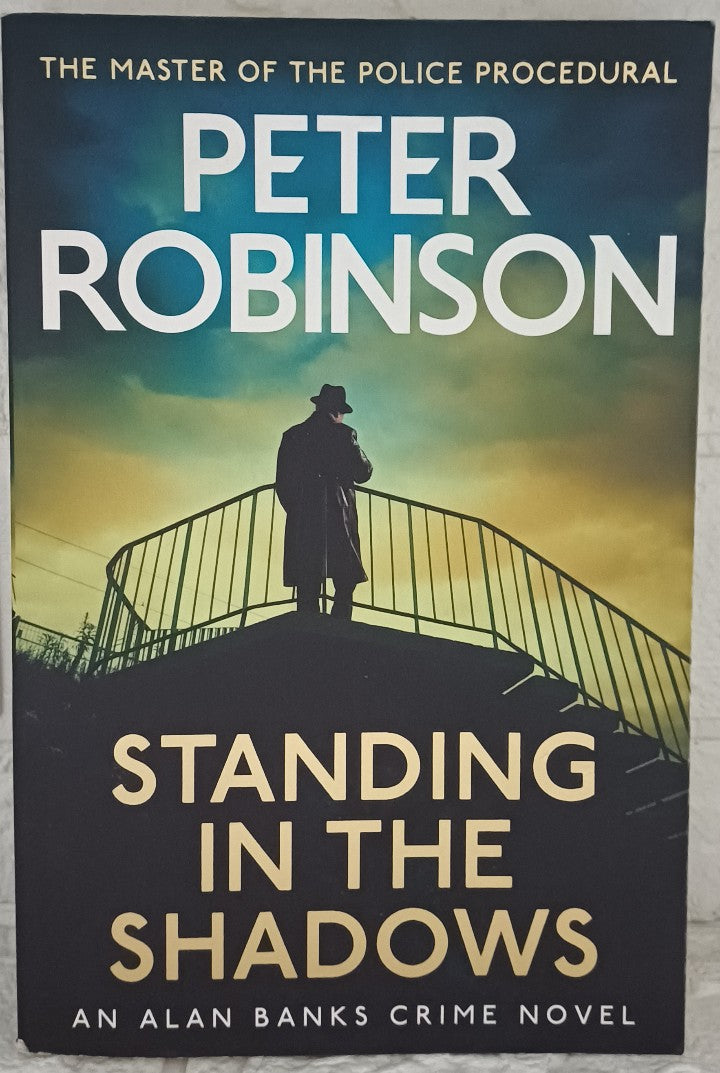 Standing in the Shadows (Inspector Banks #28) (Peter Robinson)