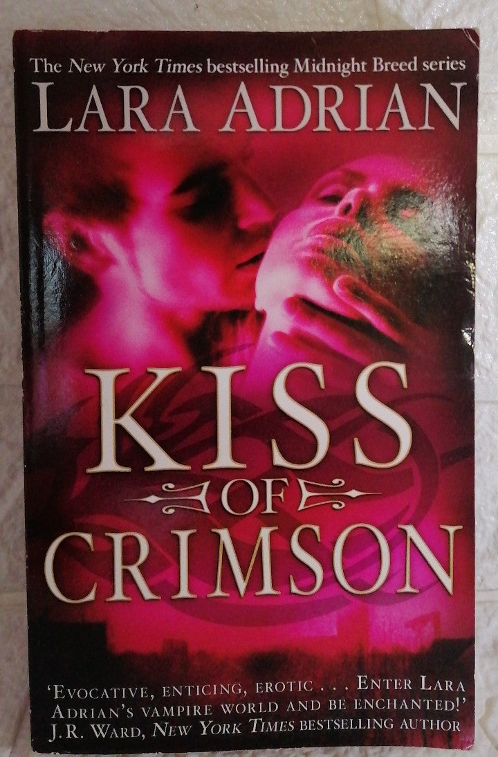 Front Cover Of Kiss of Crimson (Midnight Breed, #2) (Lara Adrian)