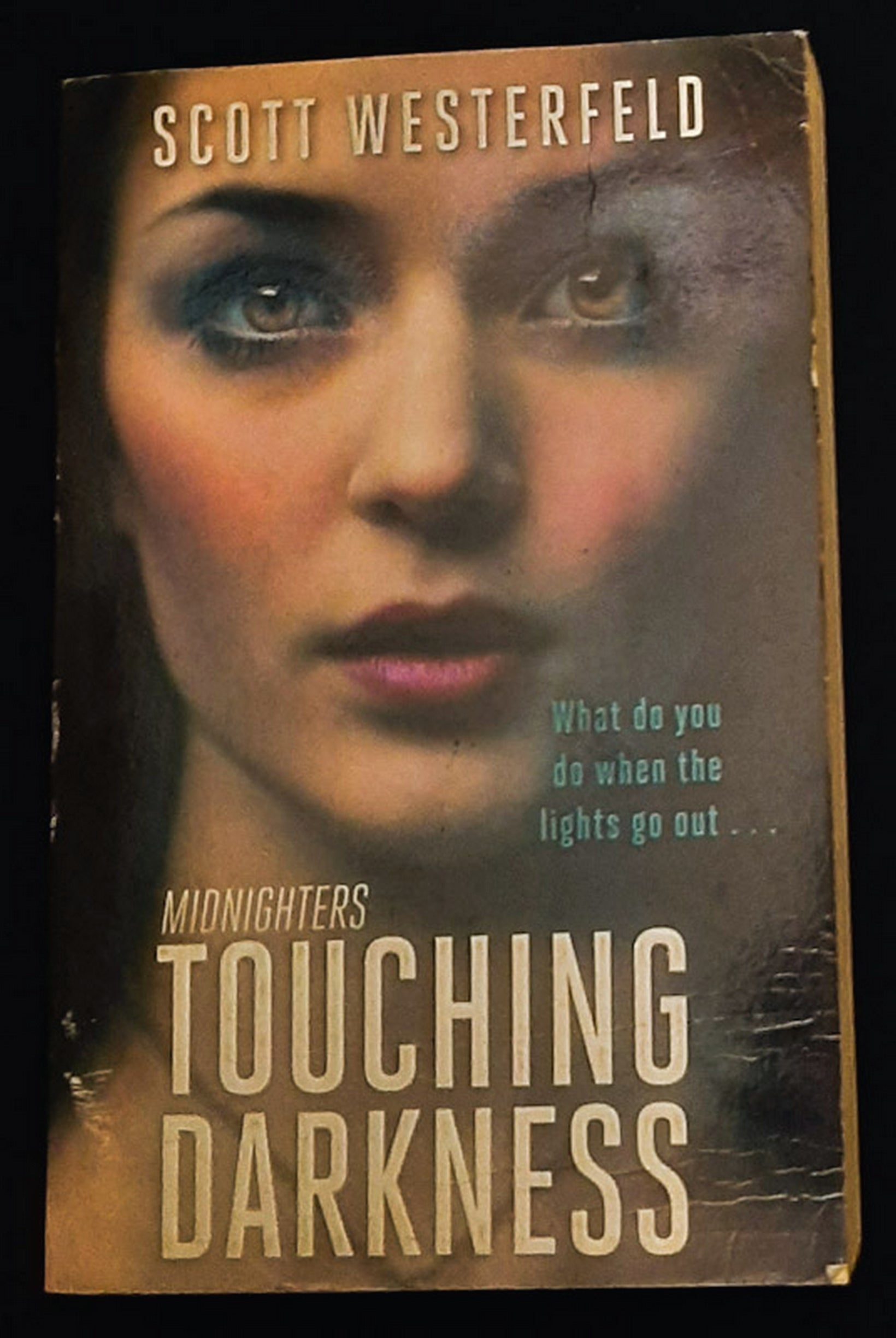 Front Cover Of Touching Darkness (Midnighters #2) (Scott Westerfeld)