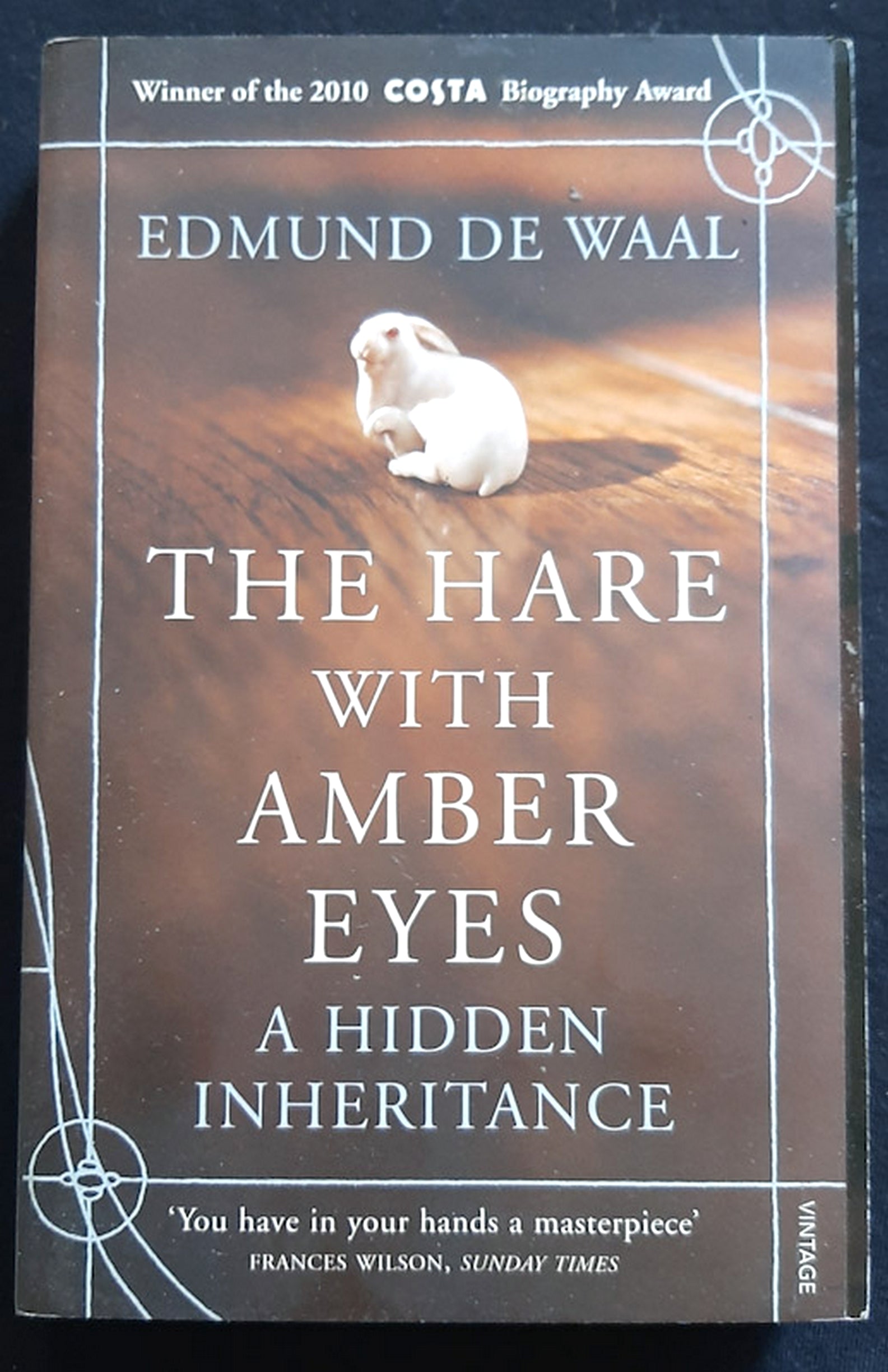 Front Cover Of The Hare with Amber Eyes: A Hidden Inheritance (Edmund de Waal)