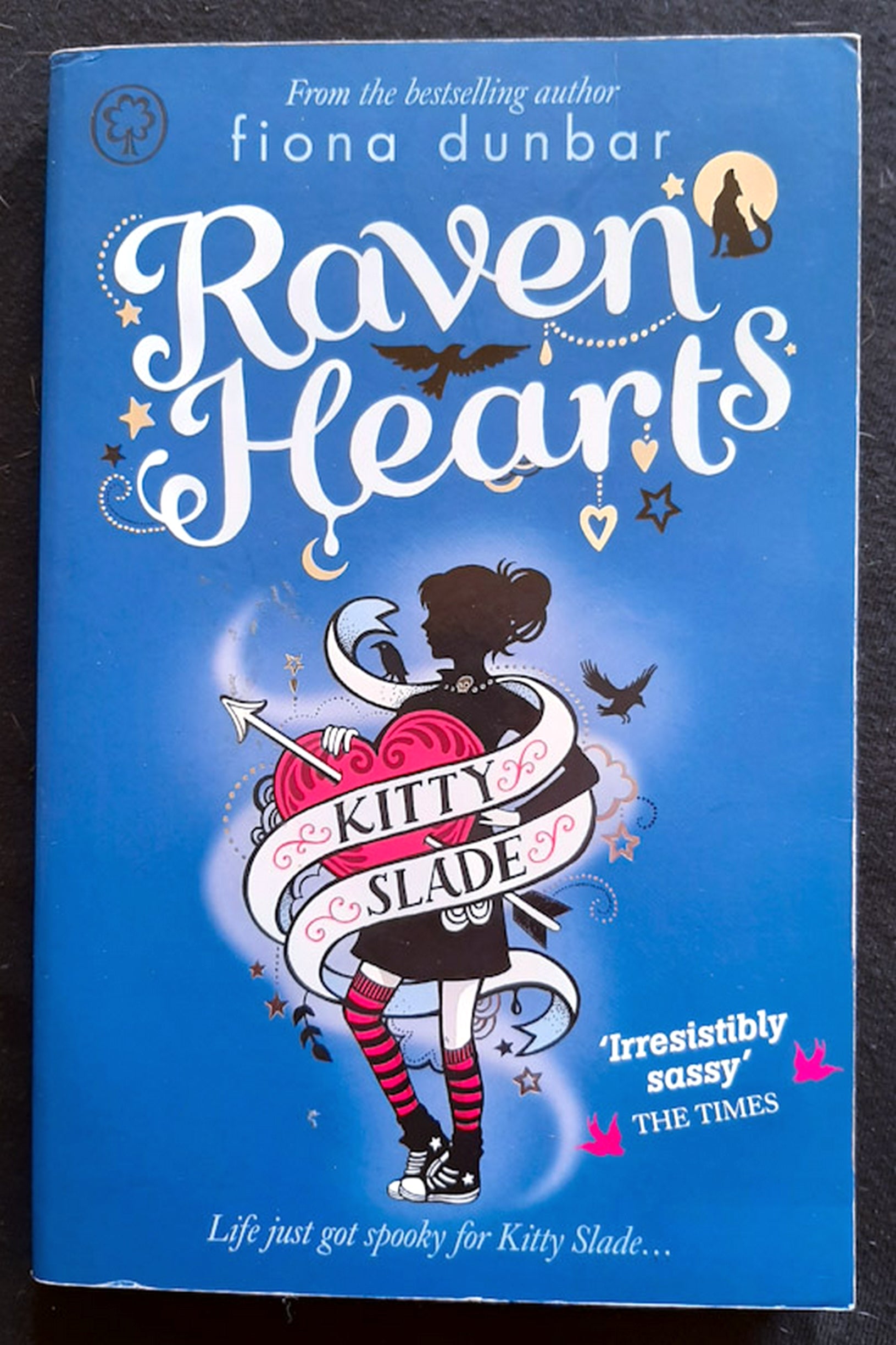 Front Cover Of Raven Hearts (Kitty Slade #4) (Fiona Dunbar)