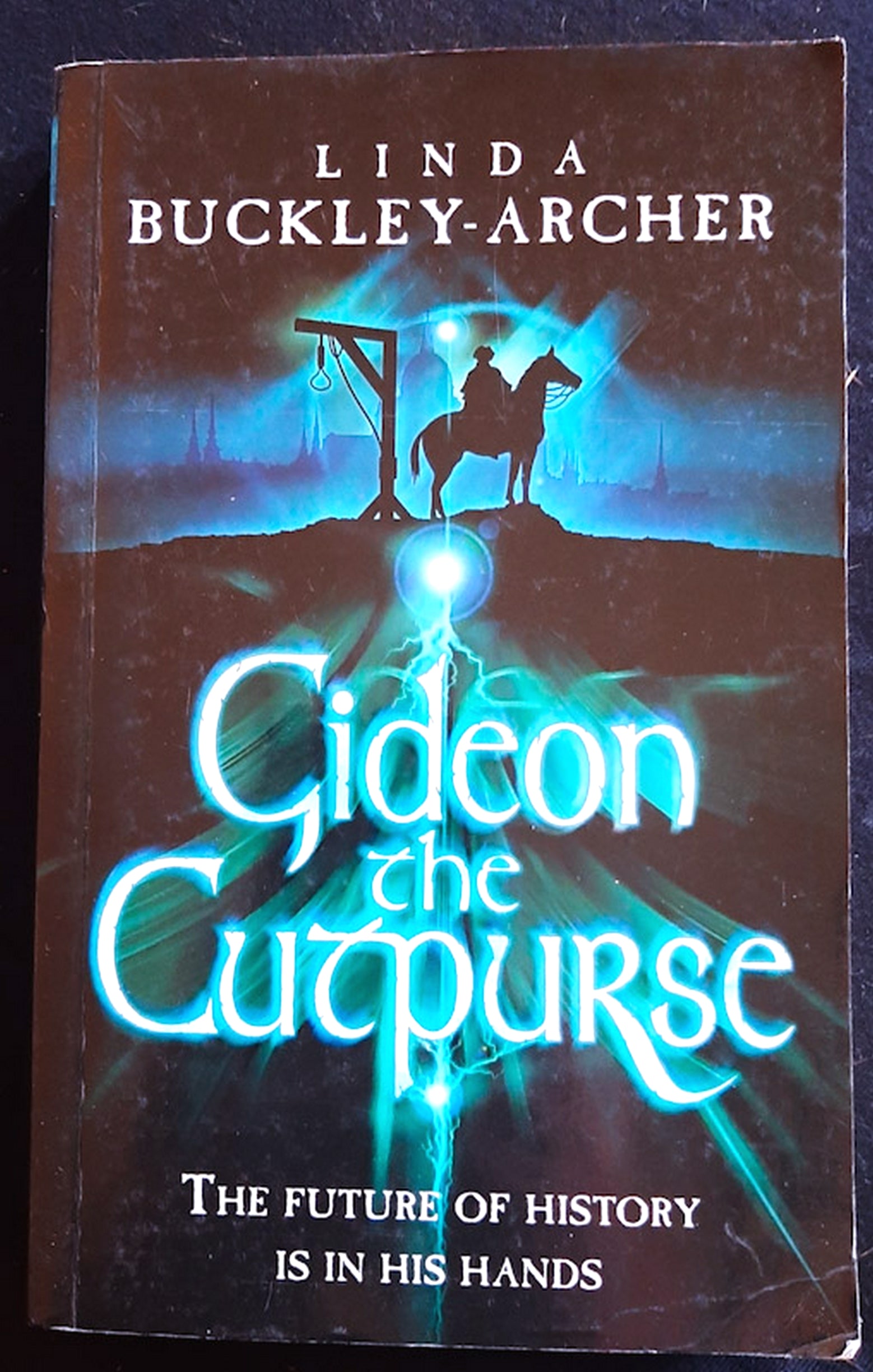 Front Cover Of Gideon the Cutpurse (The Gideon Trilogy #1) (Linda Buckley-Archer)