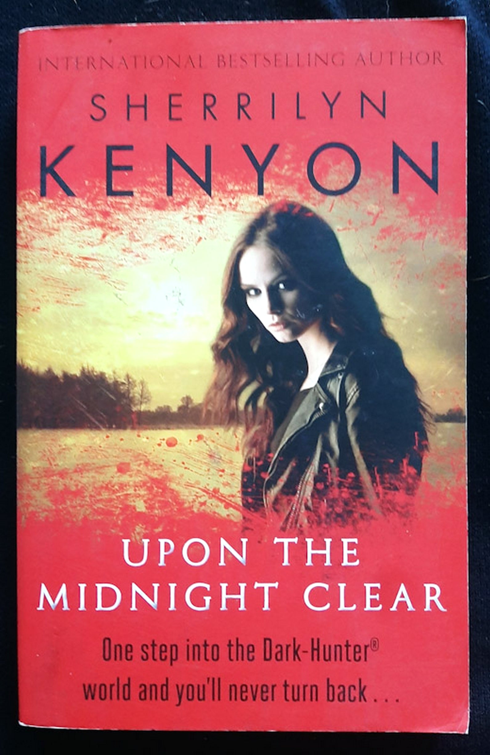Front Cover Of Upon the Midnight Clear (Dark-Hunter #12) (Sherrilyn Kenyon)