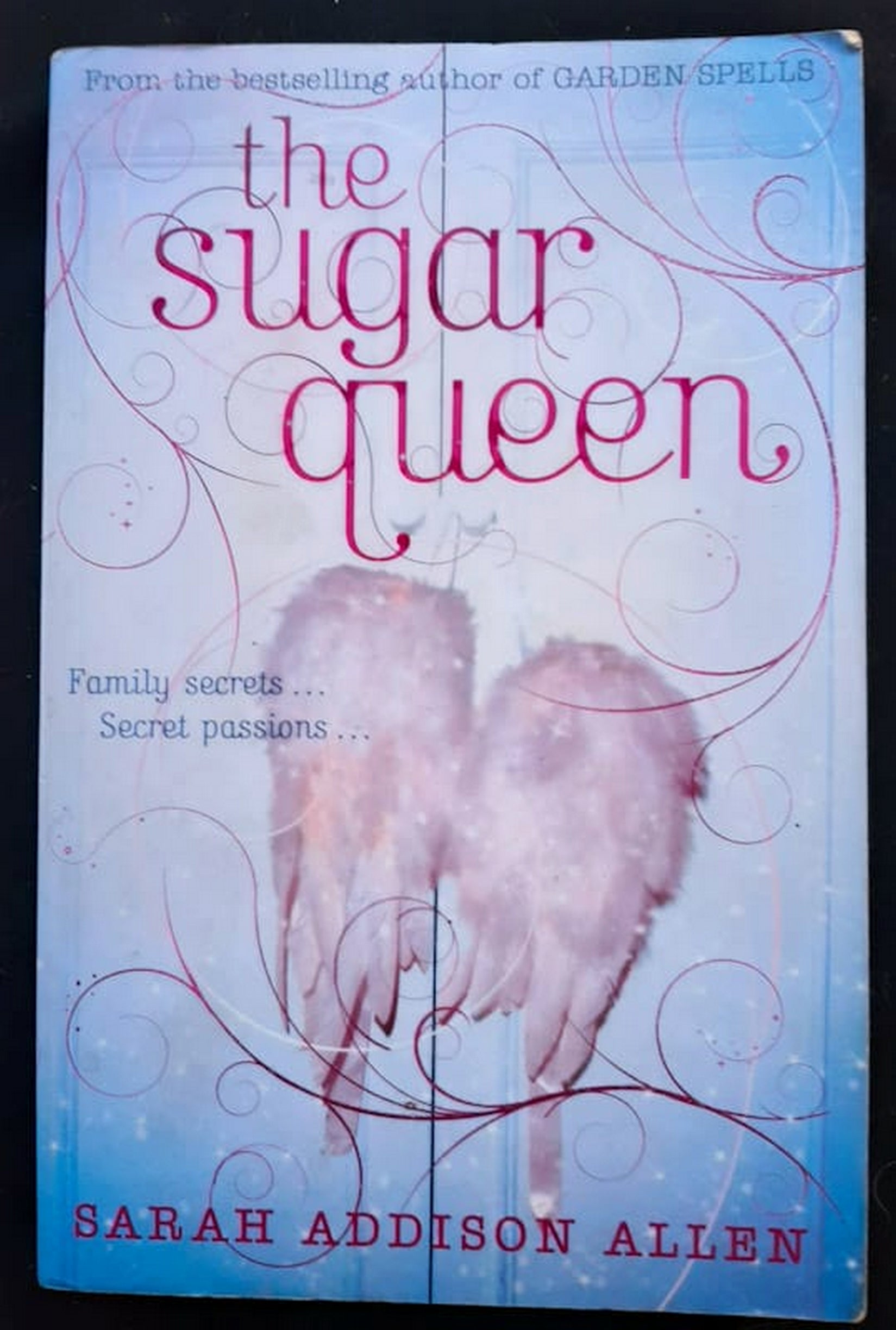 Front Cover Of The Sugar Queen (Sarah Addison Allen)
