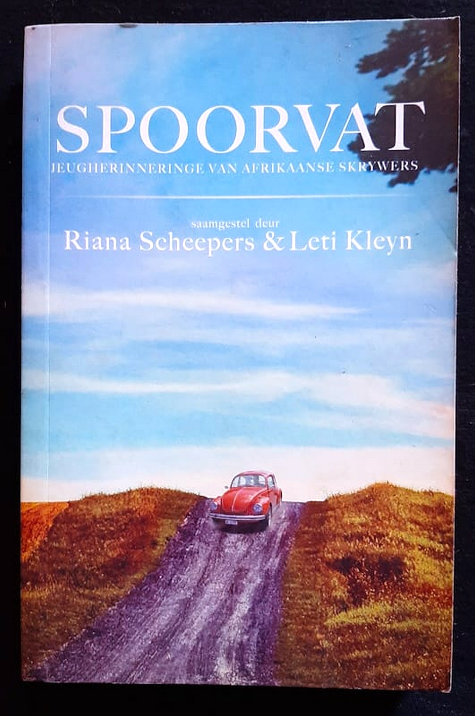 Front Cover Of Spoorvat - Jeugherinneringe van Afrikaanse Skrywers (Riana Scheepers)