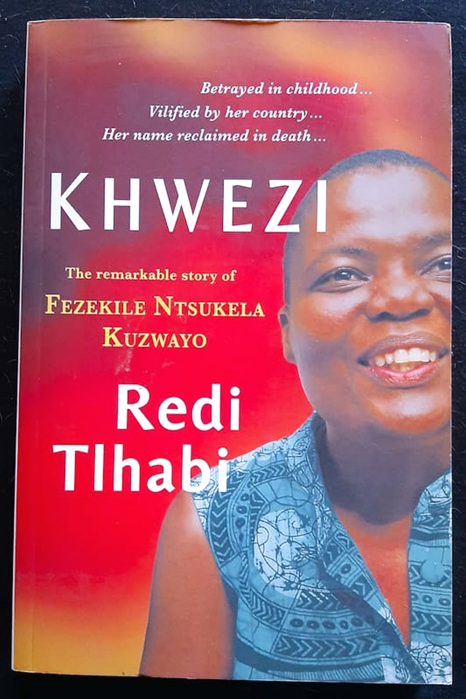 Front Cover Of Khwezi: The remarkable story of Fezekile Ntsukela Kuzwayo (Redi Tlhabi)