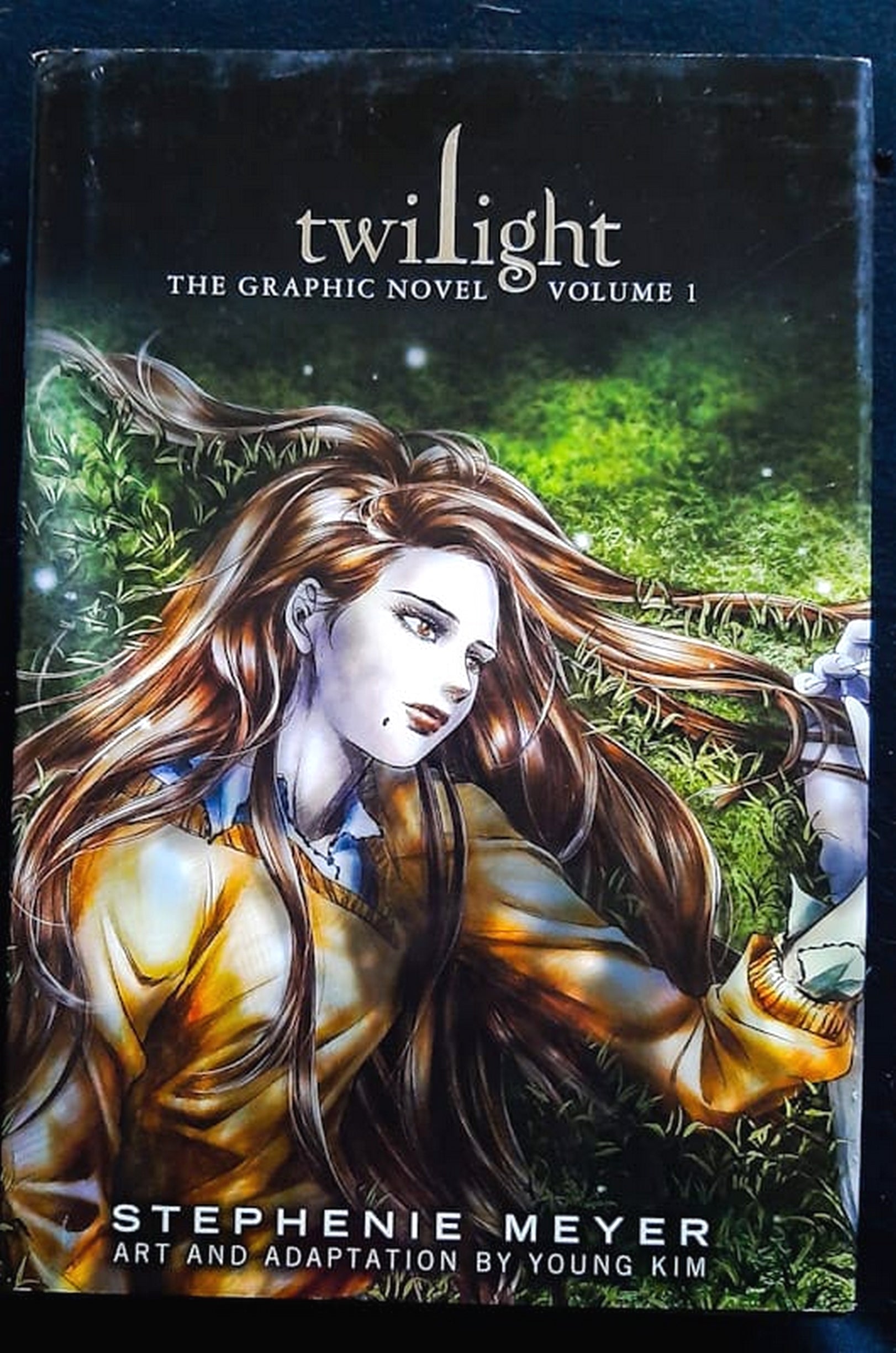 Front Cover Of Twilight: The Graphic Novel, Vol. 1 (Youn-Kyung Kim, Stephenie Meyer)