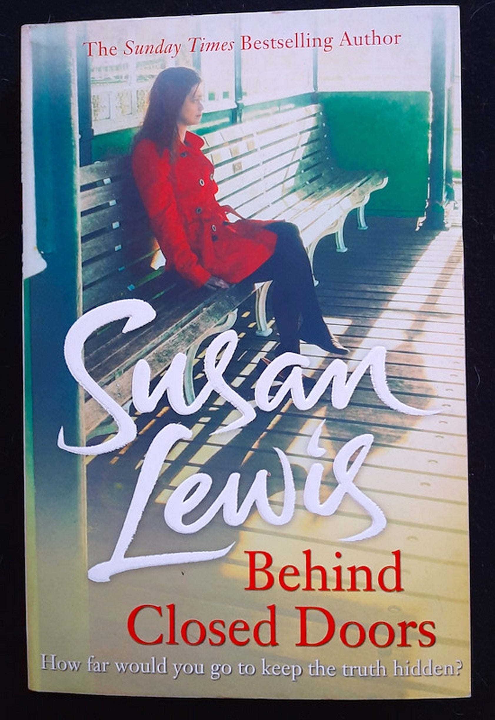 Front Cover Of Behind Closed Doors (Andee Lawrence #1) (Susan Lewis)