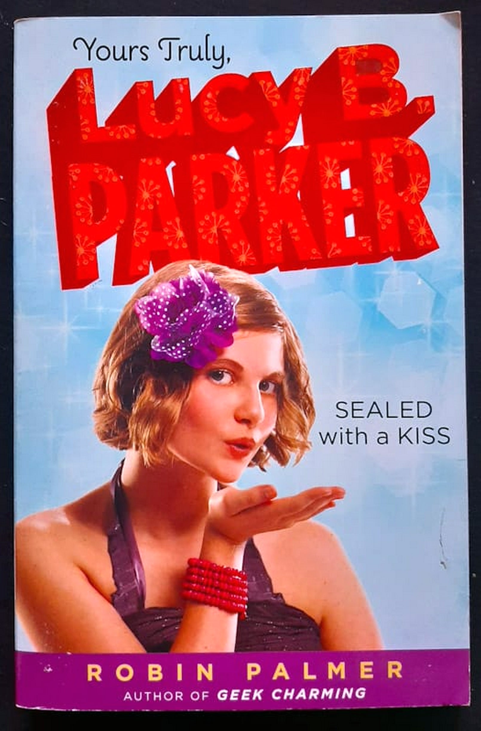 Front Cover Of Sealed With a Kiss (Yours Truly, Lucy B. Parker #2) (Robin Palmer)