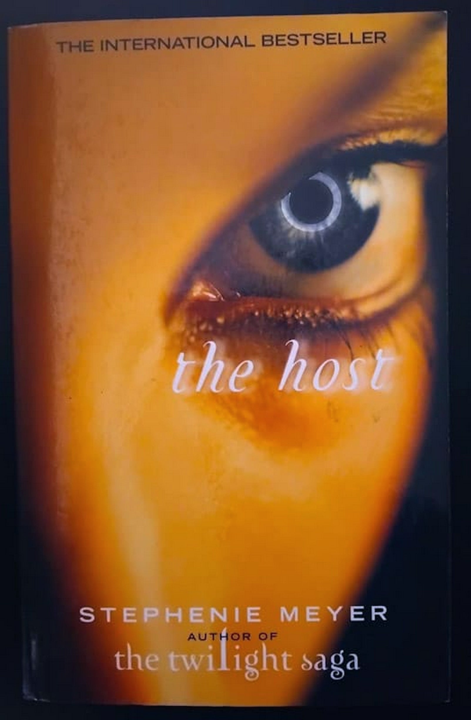 Front Cover Of Bestselling Book The Host (Stephenie Meyer
)