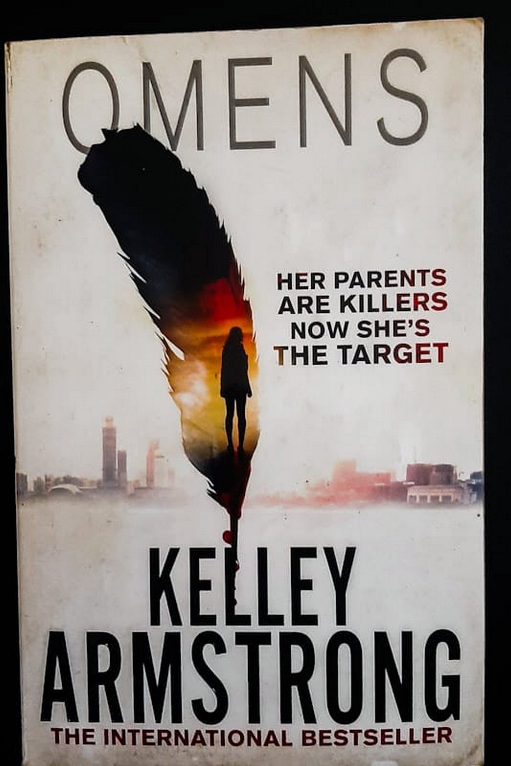 Front Cover Of Bestselling Book Omens (Cainsville #1) (Kelley Armstrong
)