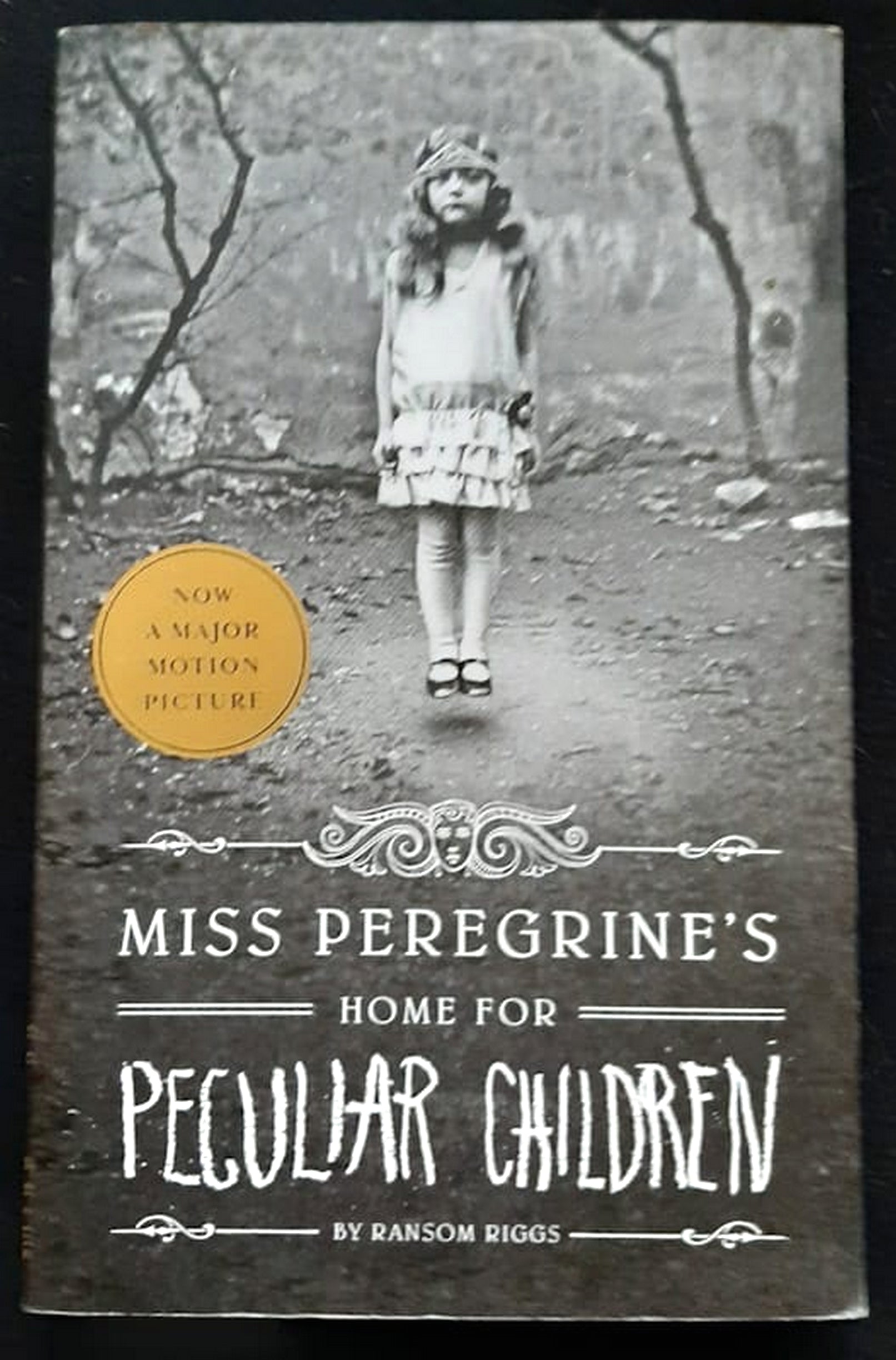 Front Cover Of Bestselling Book Miss Peregrine'S Home For Peculiar Children (Miss Peregrine'S Peculiar Children #1) (Ransom Riggs
)