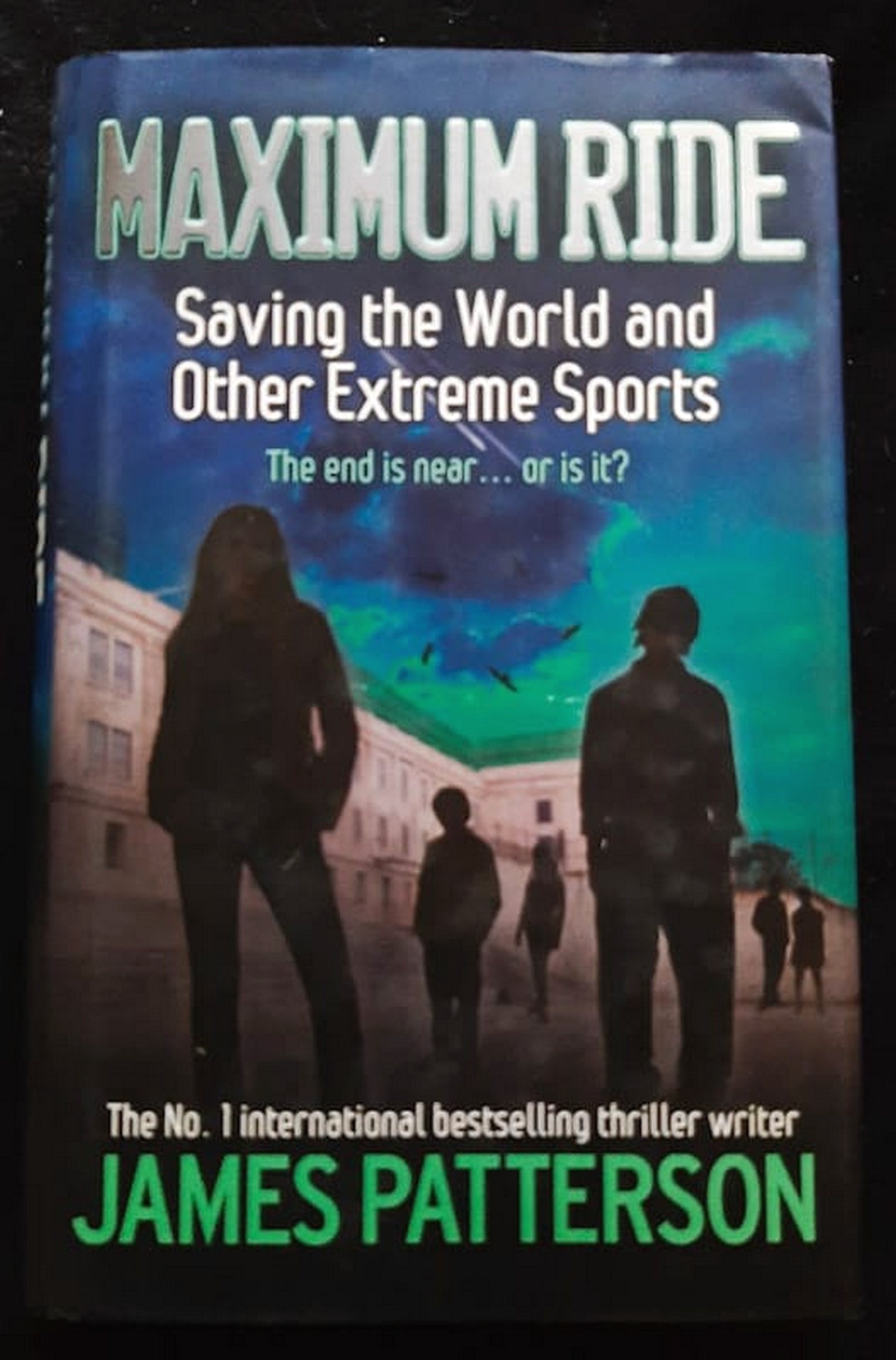 Front Cover Of Bestselling Book Saving The World And Other Extreme Sports (Maximum Ride #3) (James Patterson
)