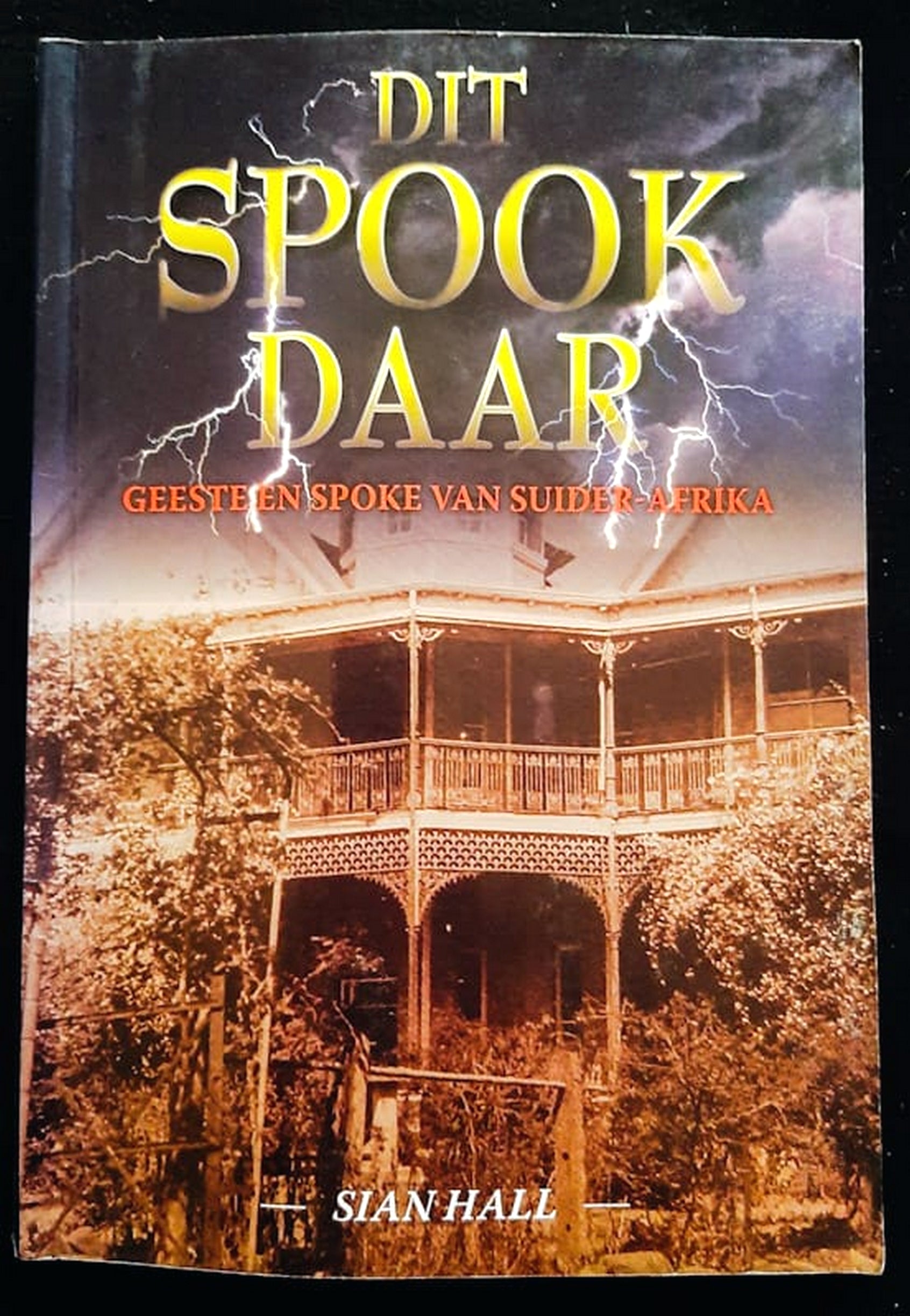 Front Cover Of Bestselling Book Dit Spook Daar! :Geeste En Spoke Van Suider-Afrika (Sian Hall
)