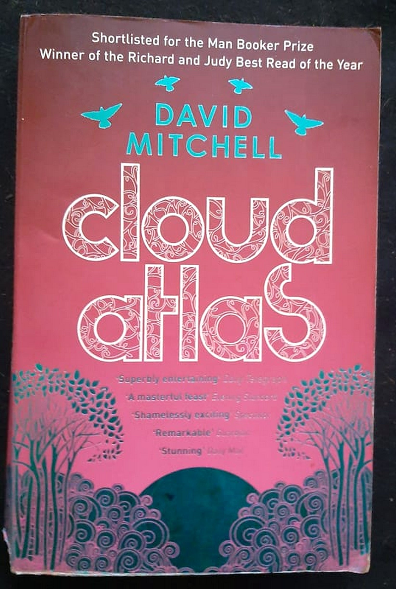 Front Cover Of Bestselling Book Cloud Atlas (David Mitchell
)