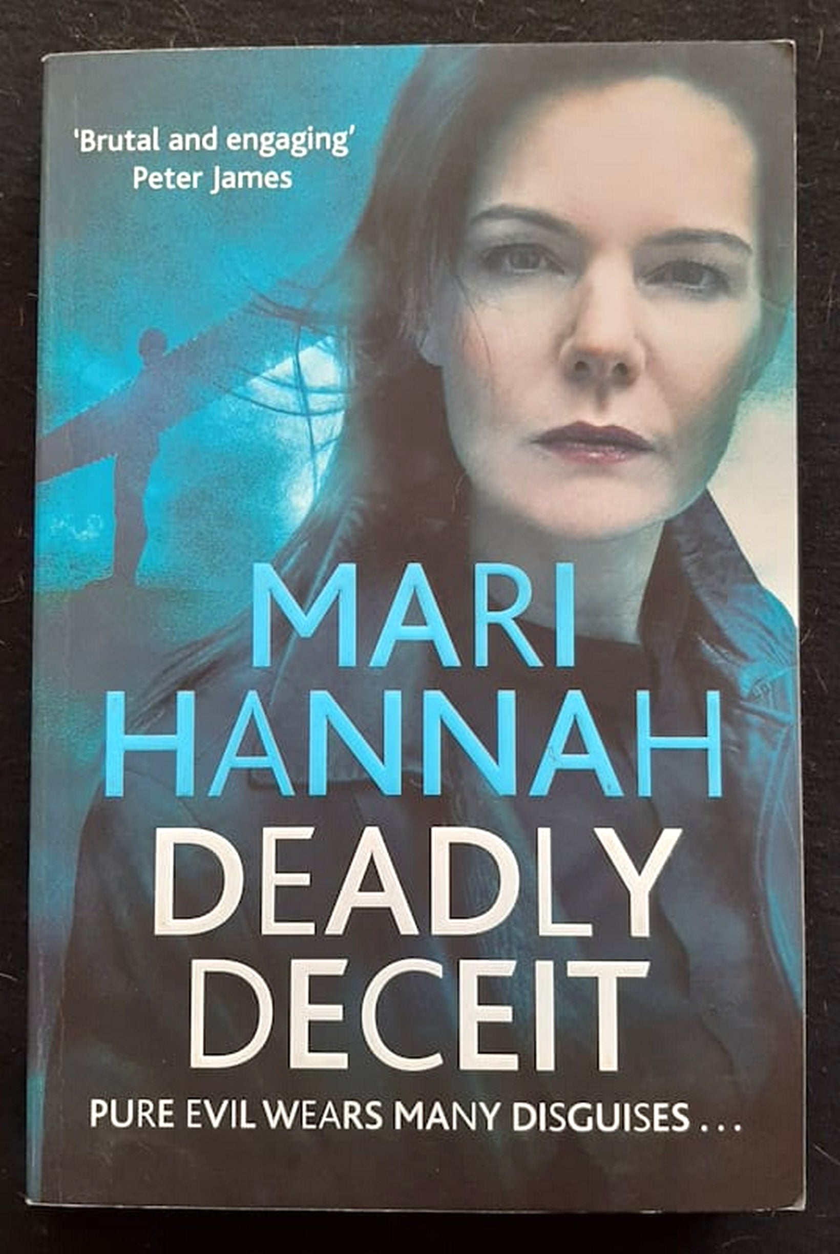 Front Cover Of Bestselling Book Deadly Deceit (Dci Kate Daniels #3) (Mari Hannah
)