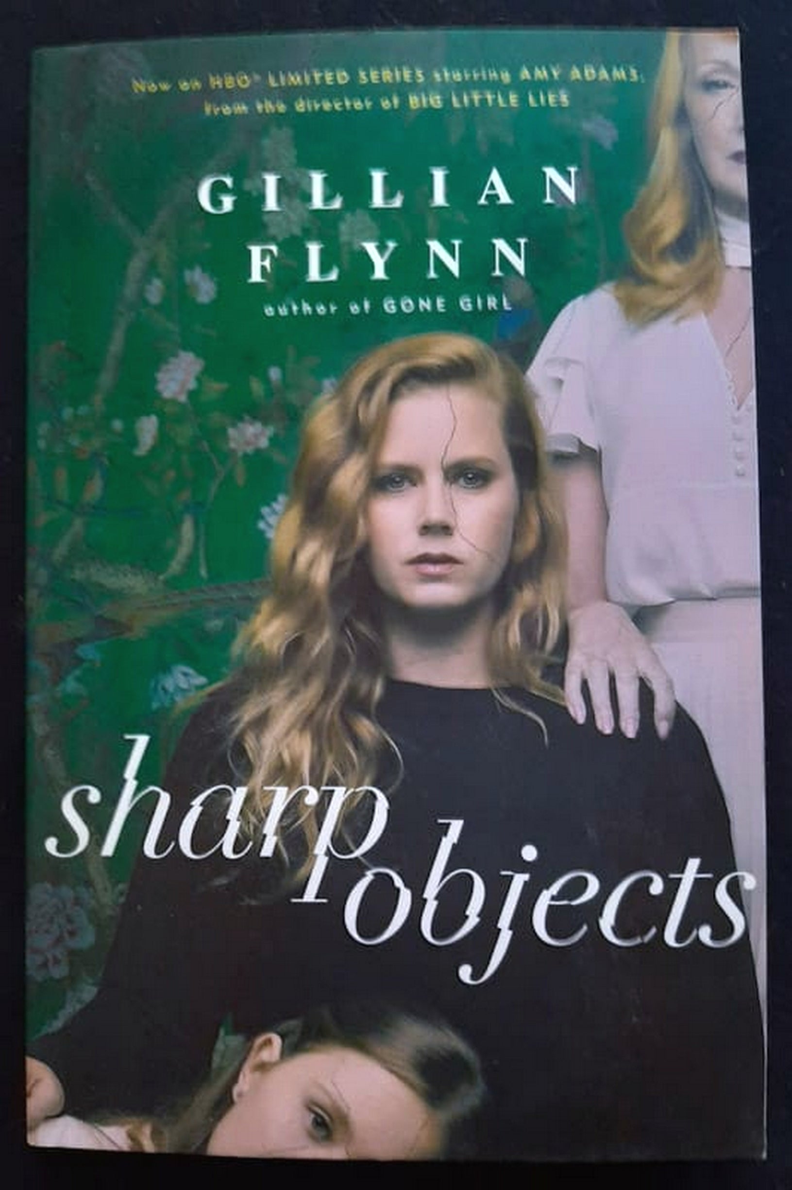Front Cover Of Bestselling Book Sharp Objects (Gillian Flynn
)