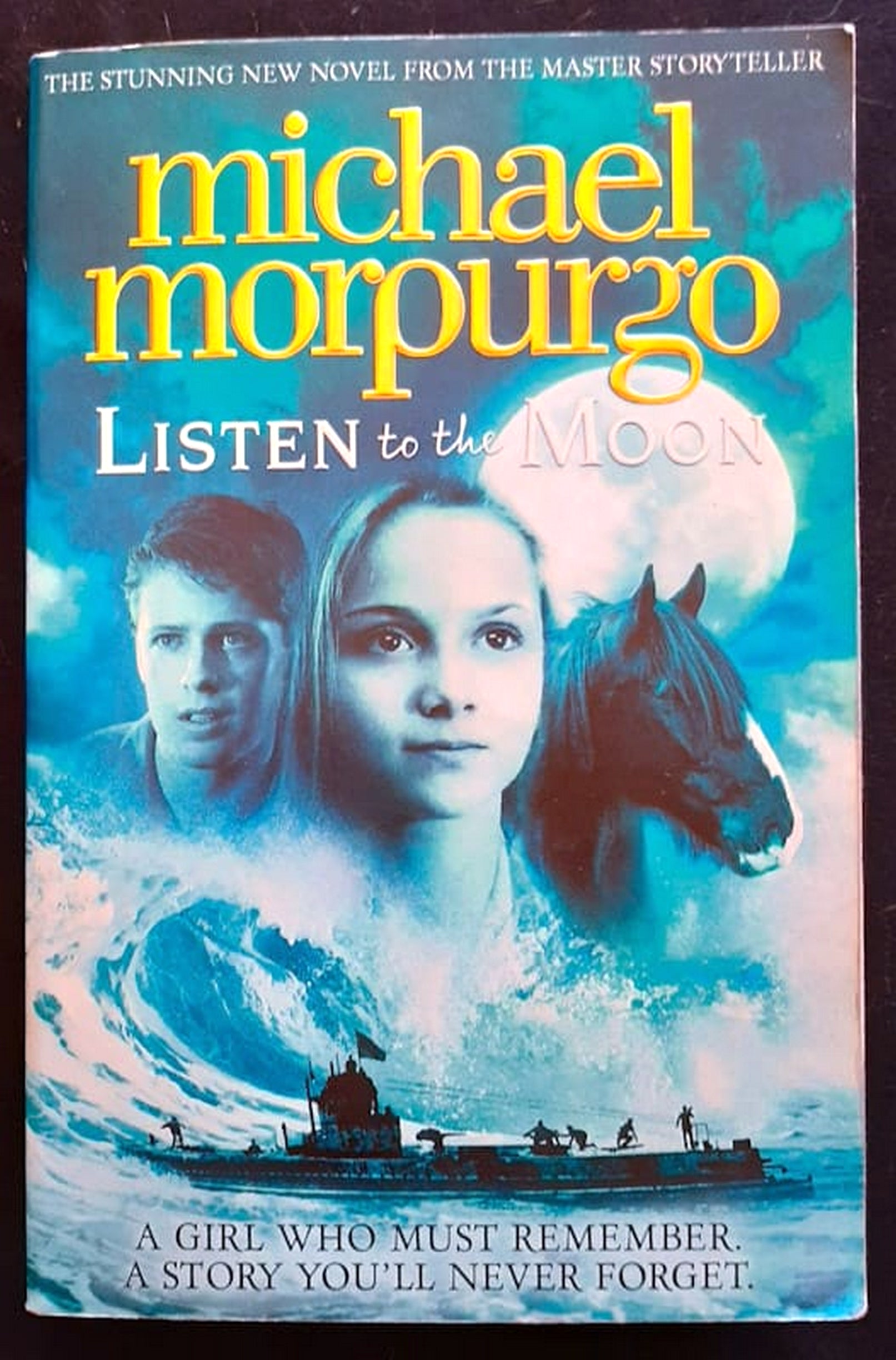 Front Cover Of Bestselling Book Listen To The Moon (Michael Morpurgo
)