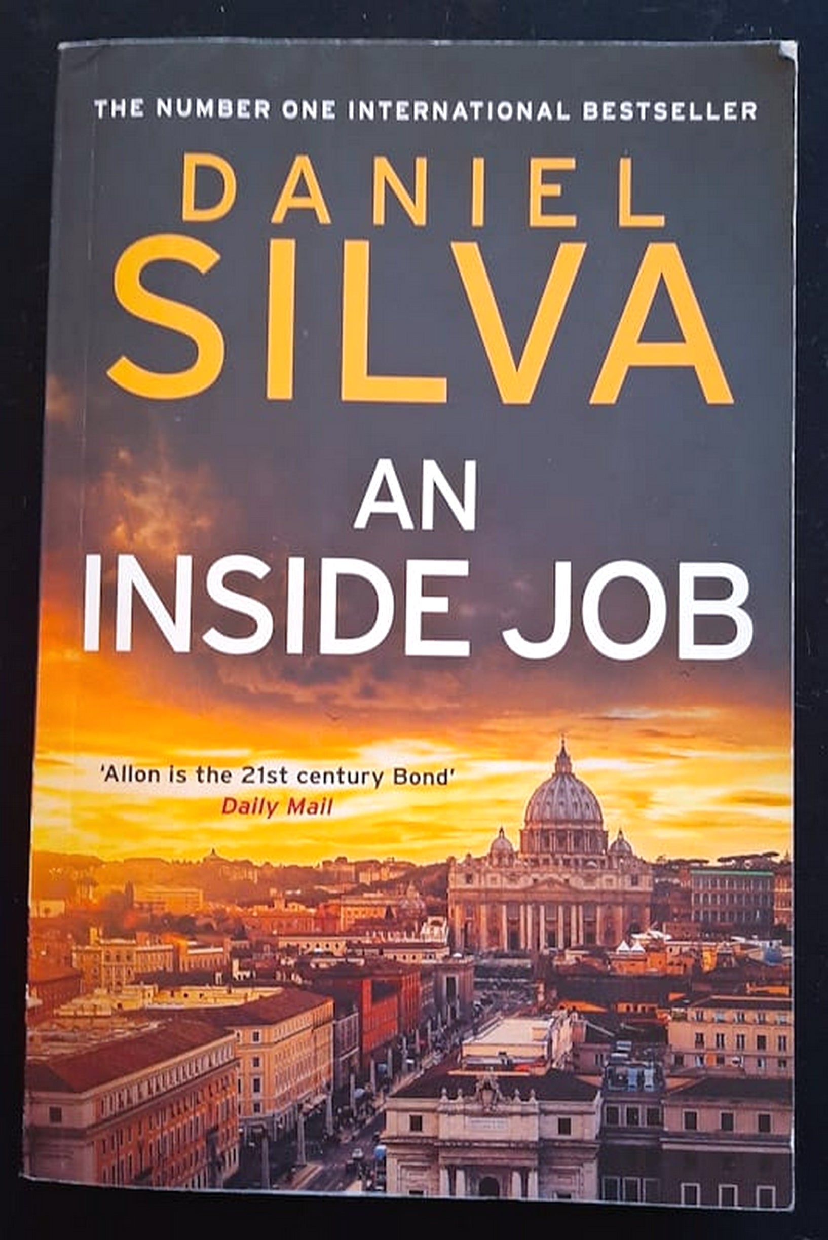 Front Cover Of Bestselling Book An Inside Job (Gabriel Allon #25) (Daniel Silva
)