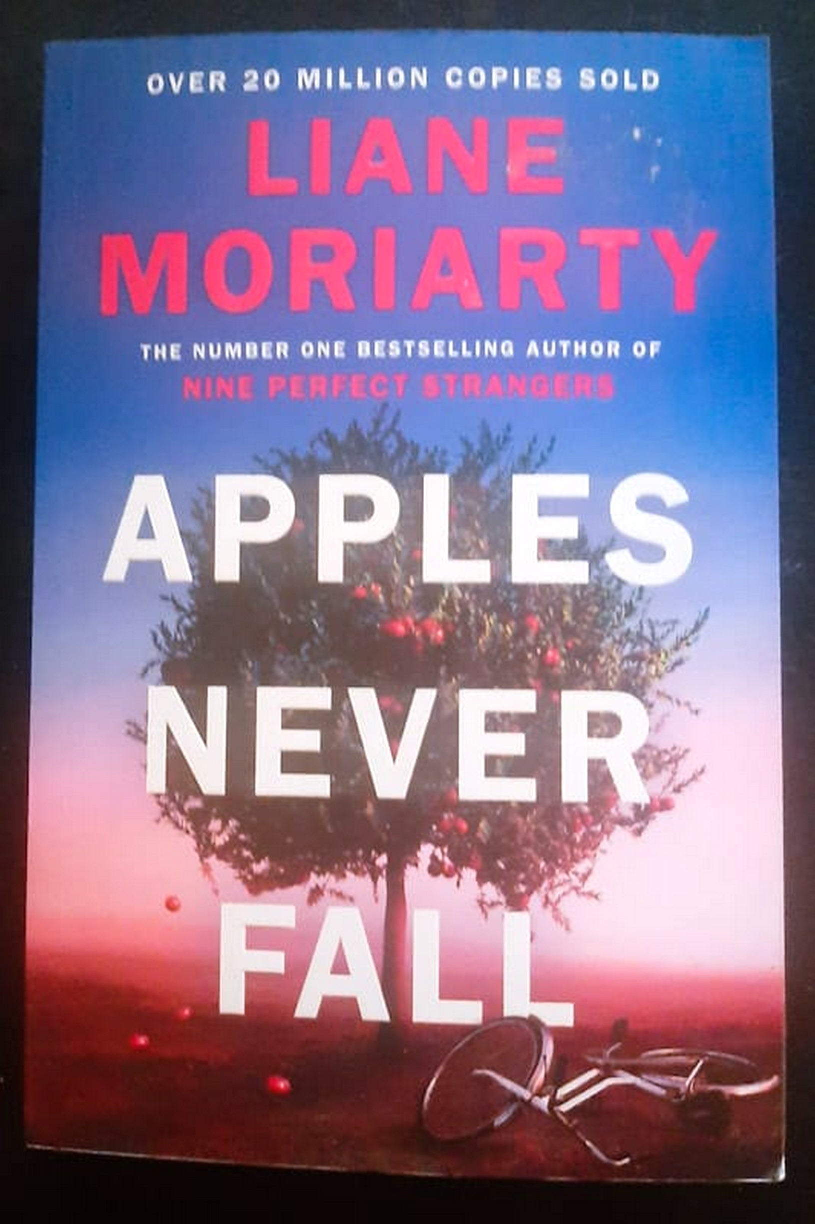 Front Cover Of Bestselling Book Apples Never Fall (Liane Moriarty
)