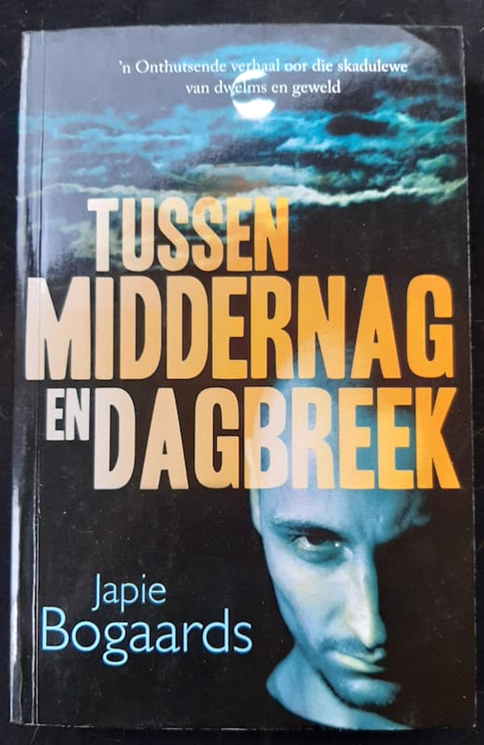 Front Cover Of Bestselling Book Tussen Middernag En Dagbreek (Japie Bogaards
)