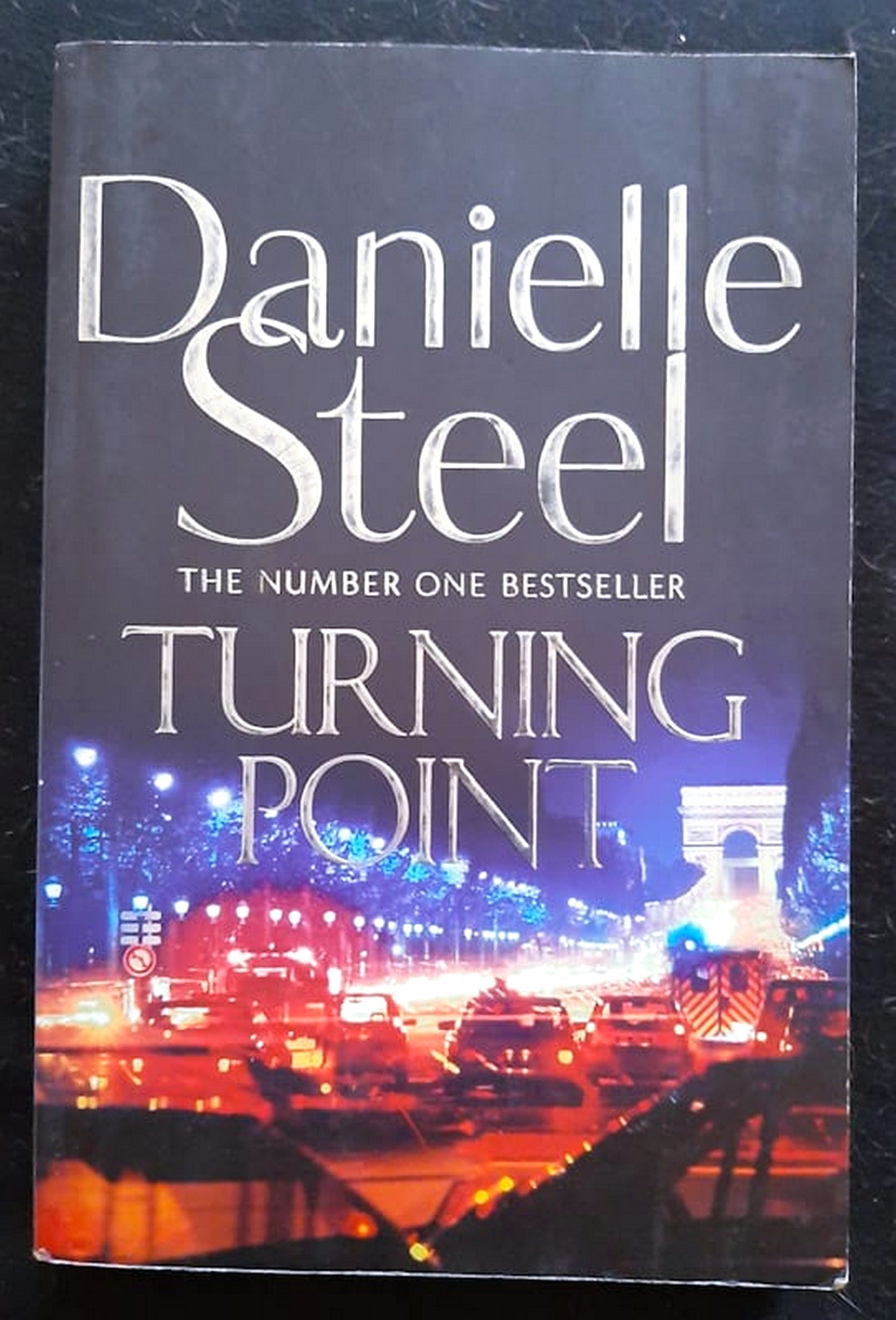 Front Cover Of Bestselling Book Turning Point (Danielle Steel
)