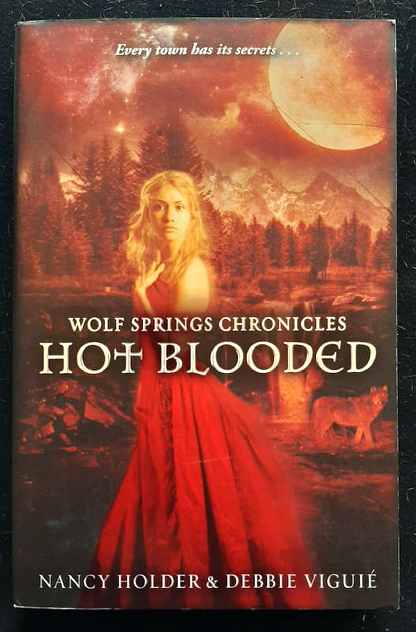 Front Cover Of Bestselling Book Hot Blooded (Wolf Springs Chronicles #2) (Nancy Holder, Debbie Viguie
)