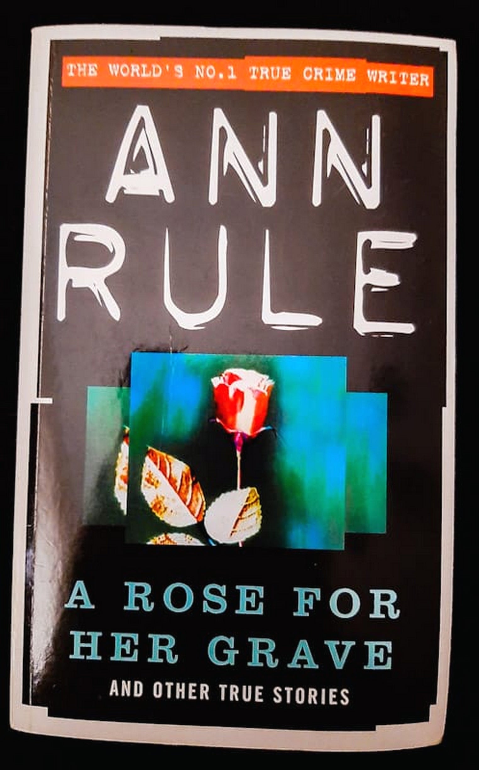 Front Cover Of Bestselling Book A Rose For Her Grave And Other True Cases (Crime Files #1) (Ann Rule
)