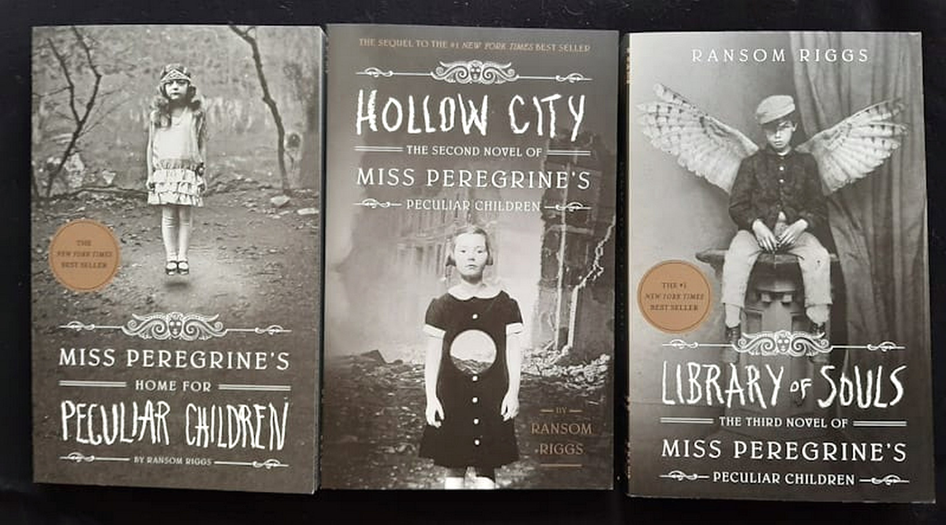 Front Cover Of Bestselling Book Miss Peregrine'S Peculiar Children #1-3 Bundle (Ransom Riggs
)