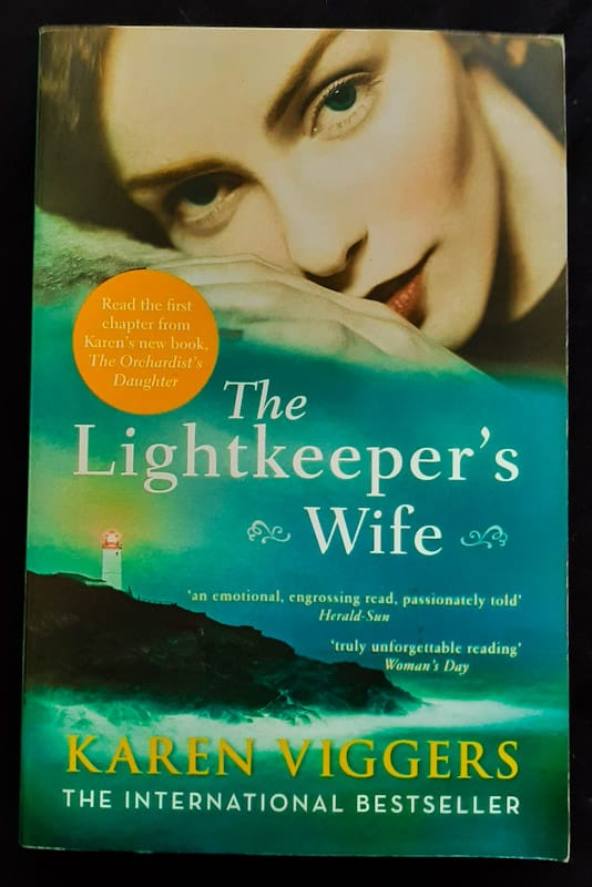 Front of cover of The Lightkeeper'S Wife (Karen Viggers)
