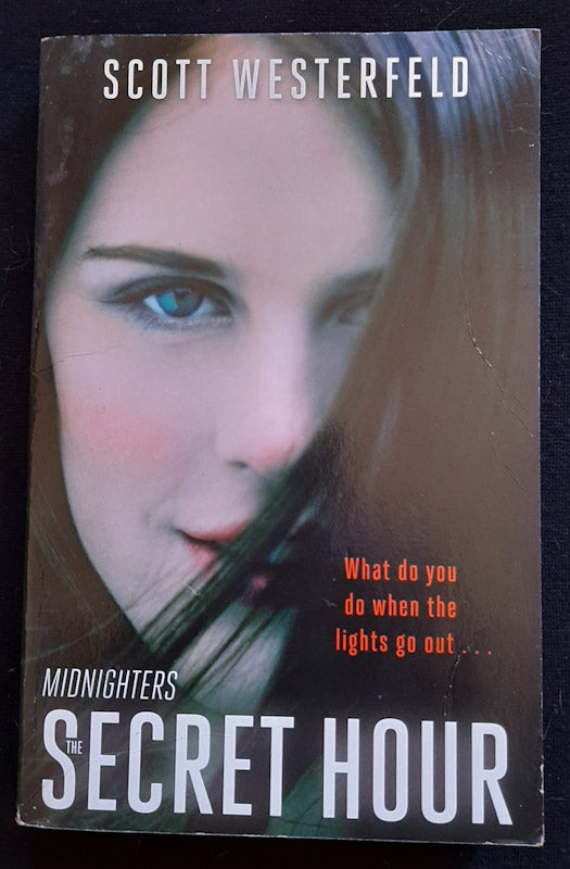 Front Cover Of The Secret Hour (Midnighters #1) (Scott Westerfeld)