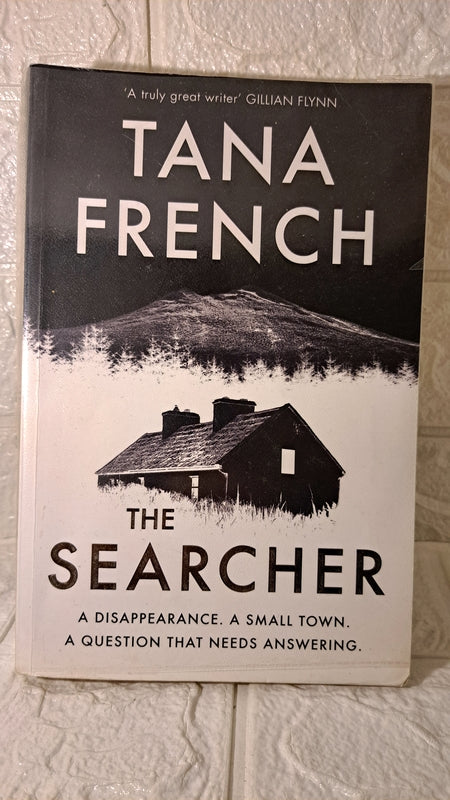 Front Cover Of The Searcher (Tana French)