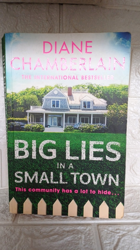 Front Cover Of Big Lies In A Small Town (Diane Chamberlain)