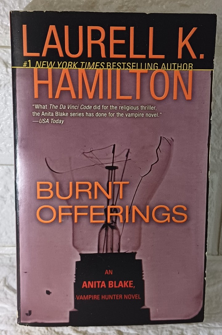 Front Cover Of Burnt Offerings (Anita Blake, Vampire Hunter, #7) (Laurell K. Hamilton)