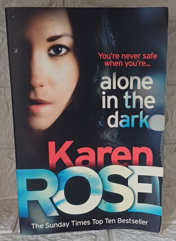 Front Cover Of Alone In the Dark (Romantic Suspense, #17; Cincinnati, #2) (Karen Rose)