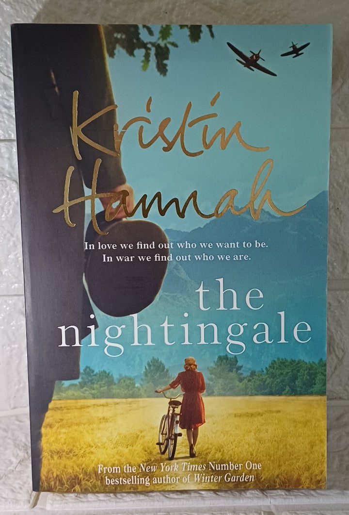 Front Cover Of The Nightingale (Kristin Hannah)