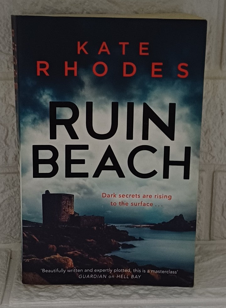 Front Cover Of Ruin Beach (DI Ben Kitto, #2) (Kate Rhodes)