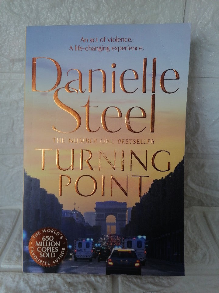 Front Cover Of Turning Point: A Heart-Pounding, Inspiring Drama From The Billion Copy Bestseller (Danielle Steel)