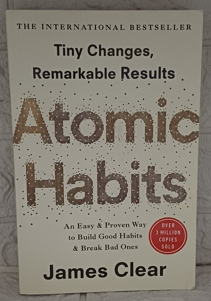 Front Cover Of Atomic Habits: An Easy & Proven Way to Build Good Habits & Break Bad Ones (James Clear)