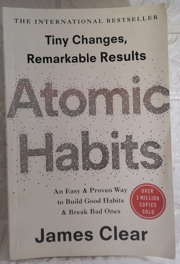 Front Cover Of Atomic Habits: An Easy & Proven Way to Build Good Habits & Break Bad Ones (James Clear)